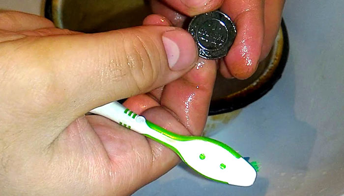 Чистка монеты зубной пастой