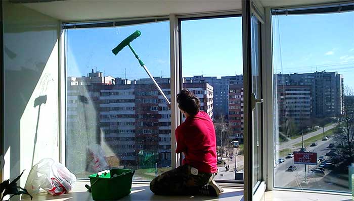 Чем лучше мыть окна снаружи