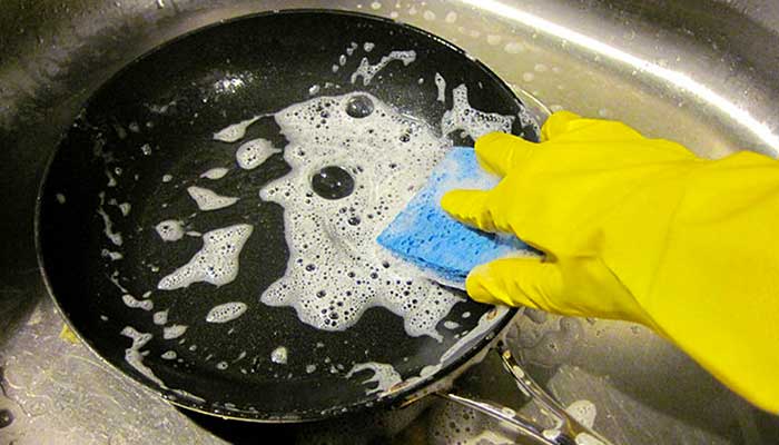 чем можно почистить тефлоновую сковороду