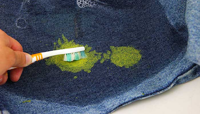 Очистка джинсов зубной щёткой